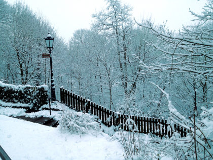 Über verschneite Treppenstufen hinauf zur Burgruine Hohenburg