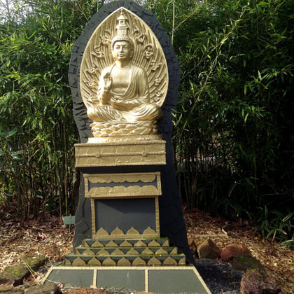 Goldener Buddha im Blumengarten