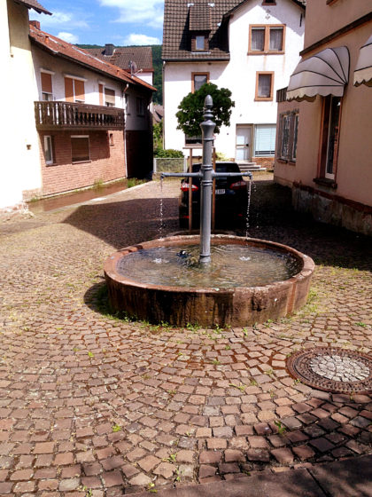 Kleiner Brunnen mitten in Burgsinn