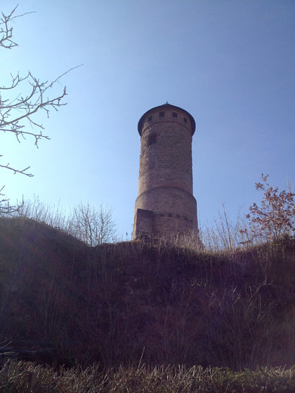 Der Bergfried der im 11. Jahrhundert erbauten und im Laufe der Zeit vielfach veränderten Burg Kirkel. Mitte des 19. Jahrhunderts wurde sie nach einem verheerenden Brand längere Zeit sogar als Steinbruch genutzt