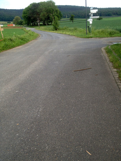 Links führt der Weg nach Freudenberg, rechts nach Großheubach