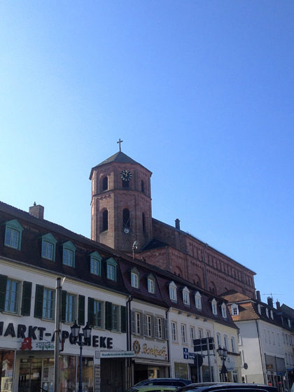 Die Kirche St. Michael mit ihrem achteckigen Kirchturm