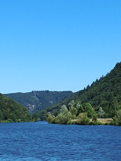 In der Ferne kann ich sogar schon die Cloef und den Baumwipfelpfad oberhalb der Saarschleife sehen