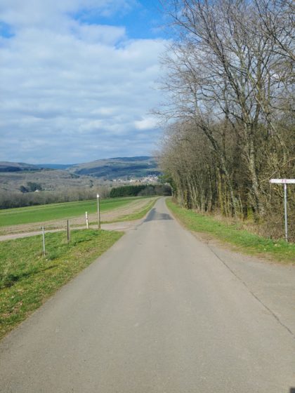 Unten im Tal der Dorfrand von Primstal; ich biege jedoch nach links ab