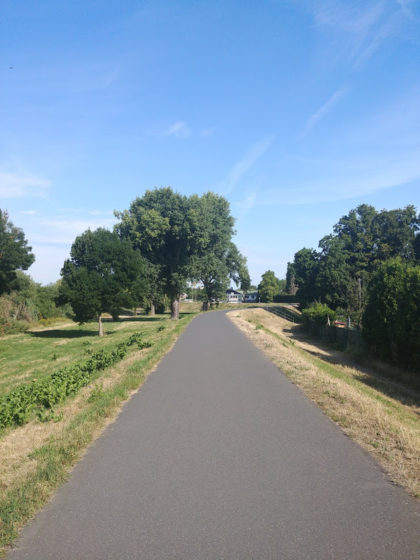 Der Pfad ist flach wie ein holländischer Radweg