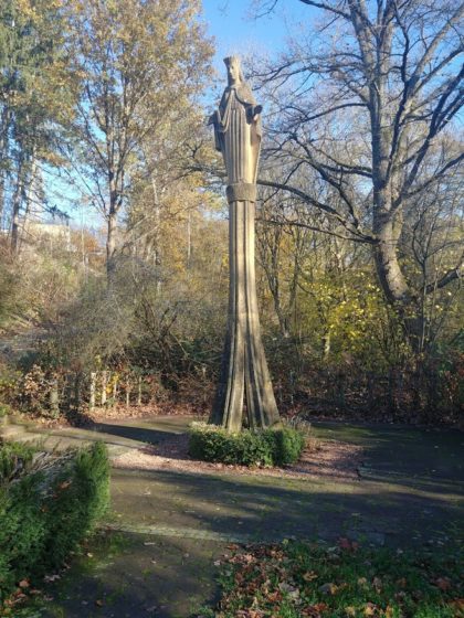 Statue im Burgpark
