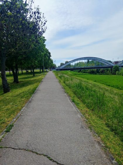 Kurz vor der Neckarbrücke von Ilvesheim nach Seckenheim, einem Mannheimer Stadtteil