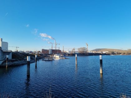 An die Diffenébrücke schließt sich die Friesenheimer Insel an